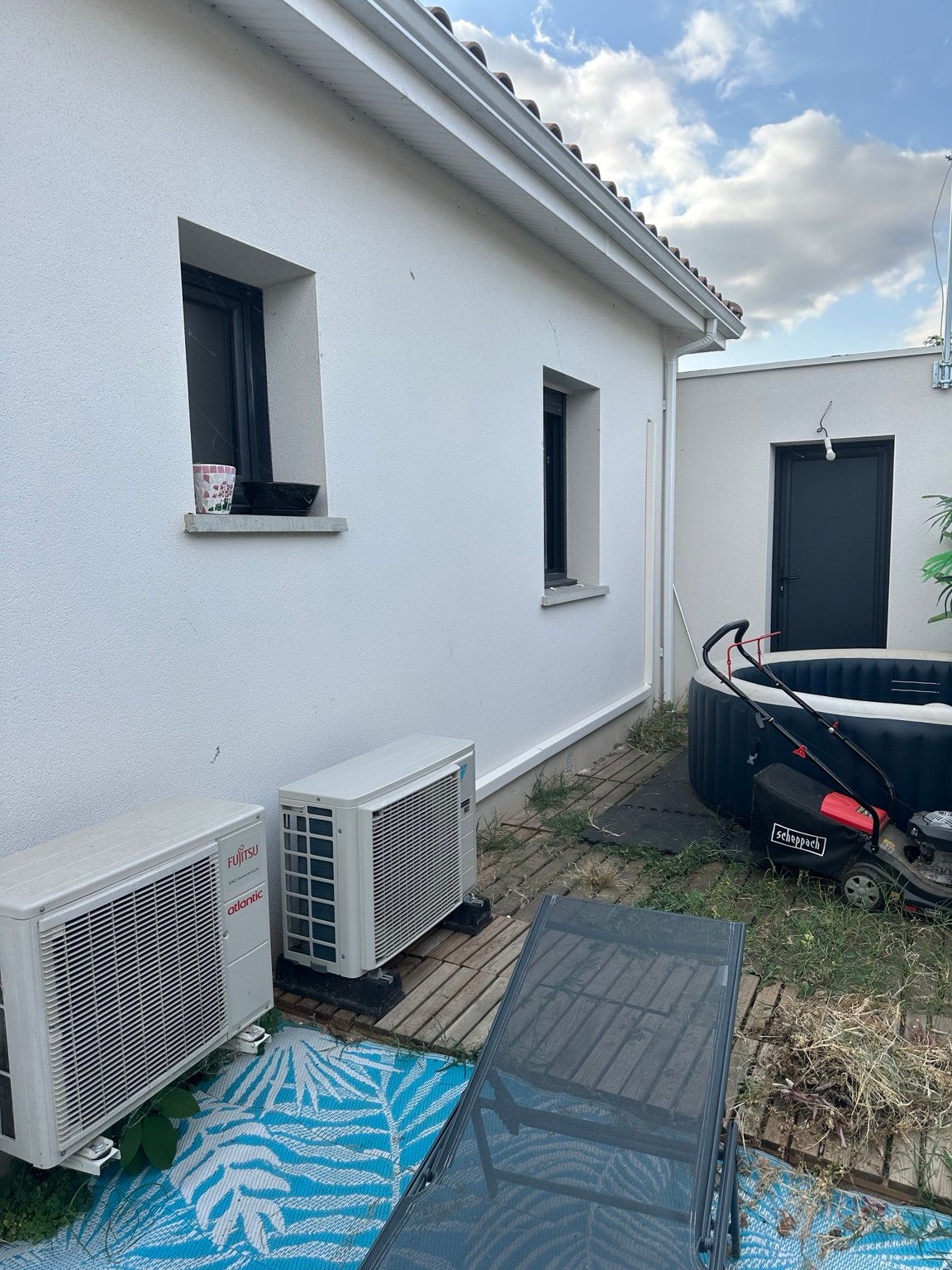 Groupes extérieurs de climatisation installés le long d'une maison