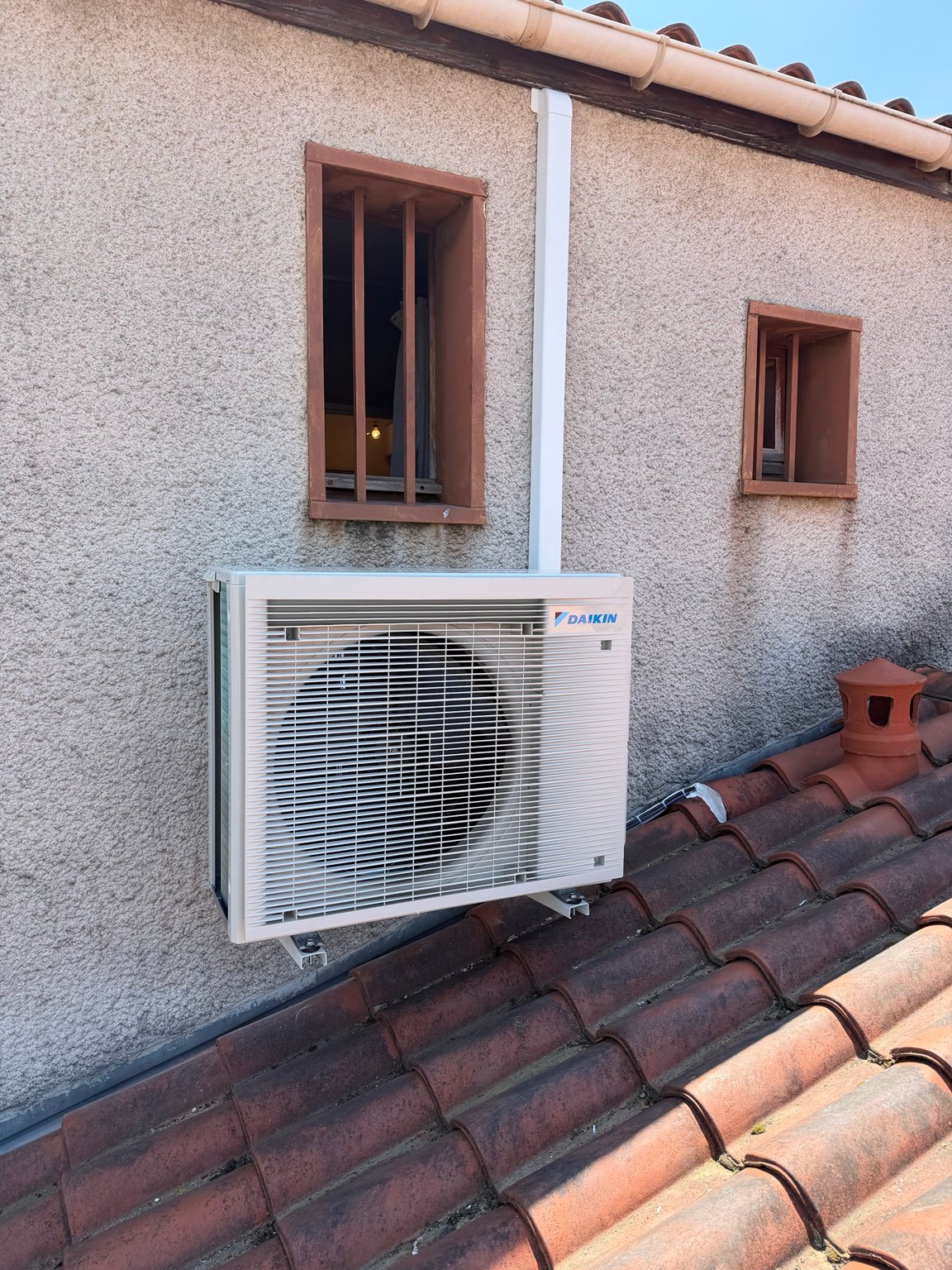 Groupe extérieur Daikin installé en façade