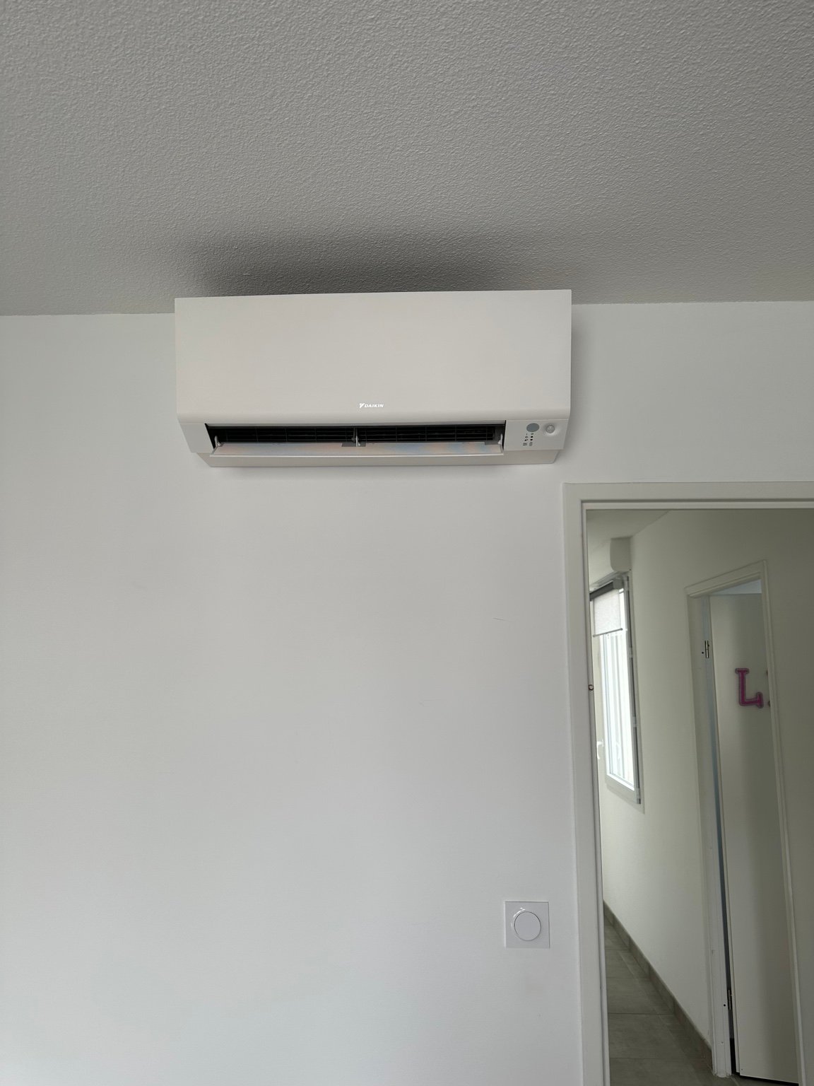 Unité intérieure de climatisation Daikin installée dans une pièce