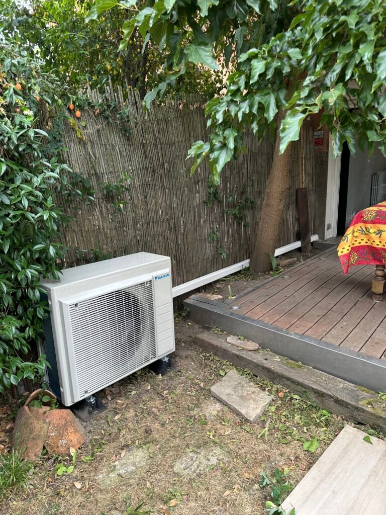 Groupe extérieur de climatisation installé à Fonsorbes