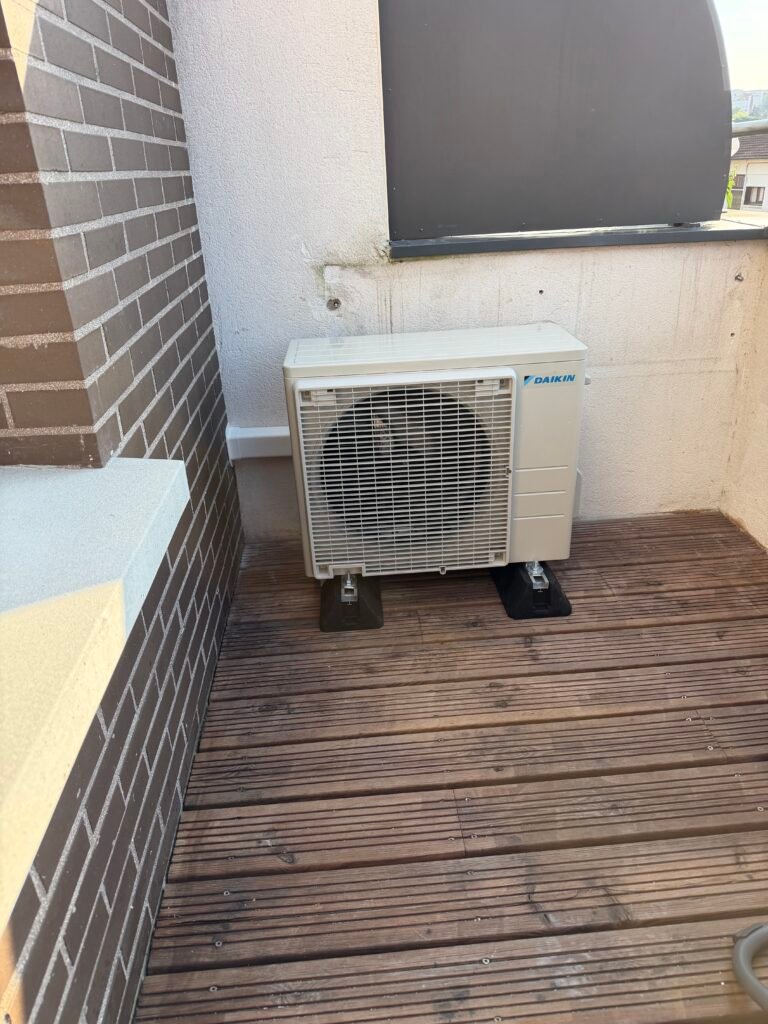 Groupe extérieur de climatisation installé à Toulouse Roseraie