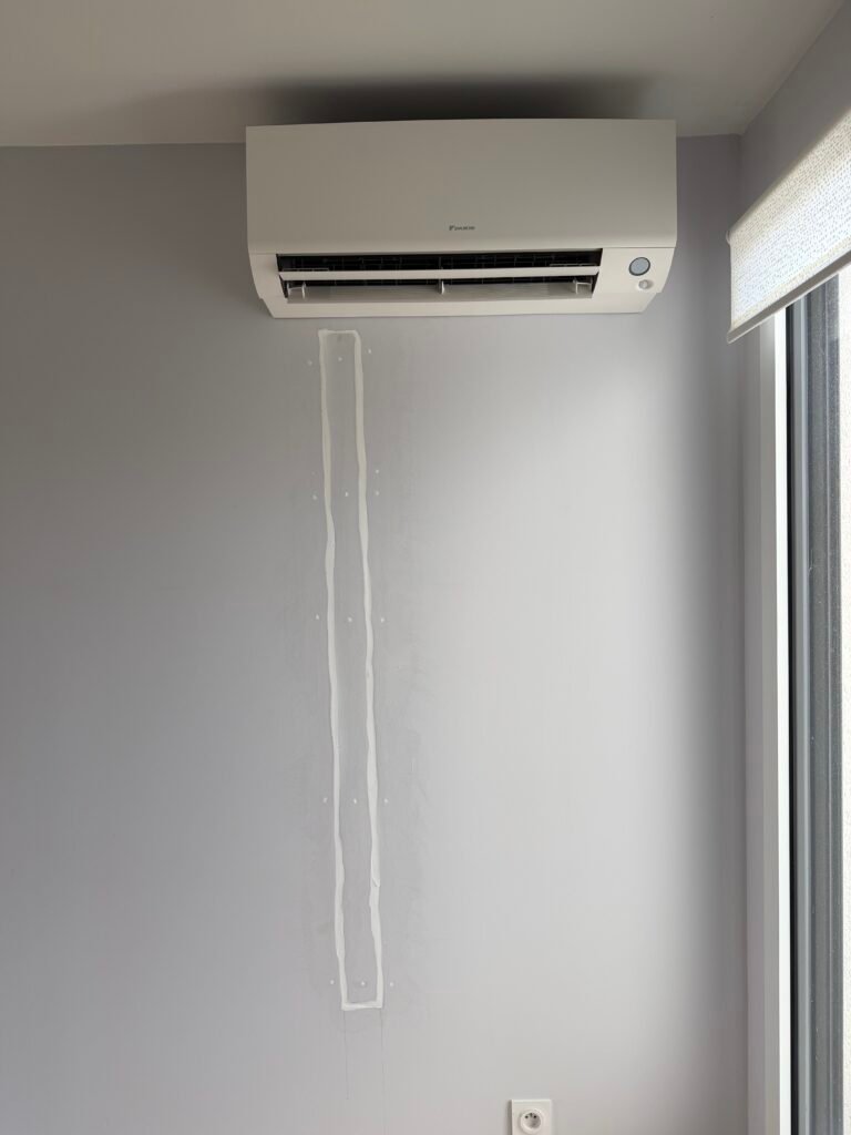 Passage technique réalisé pour une installation de climatisation